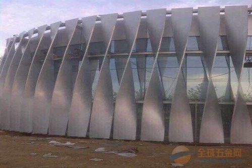 金属建材中的艺术与实用 扭曲铝单板与防水材料的建筑工程应用